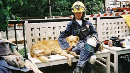 Zoekhond van eind 9/11 blijft handler op unieke manieren helpen